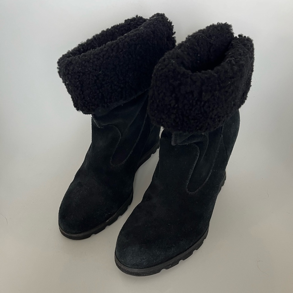 Ugg - Black Wedge boots with black shearling